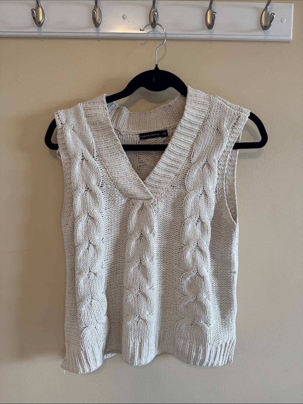 Moon & Madison Cream Cable Knit V-Neck Sweater Vest